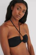 NA-KD Swimwear Bikinitopp med korslagd front - Black