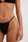 NA-KD Swimwear Rosdetaljerade bikinitrosor med knytband - Black