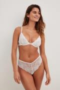 NA-KD Lingerie Hipster-trosor i full spets - White