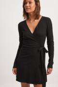 NA-KD Recycled kort klänning med omlott och knytning - Black