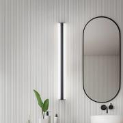 Helestra LED-spegellampa LOOM, längd 120 cm, svart, IP44