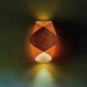 LZF LAMPS LZF vägglampa Orbit, körsbärsträfärgad, bredd 19 cm, trä