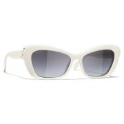 Chanel Eleganta ovala solglasögon med vit acetatram White, Dam