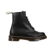 Dr. Martens Släta läderstövlar med gula kontrastsömmar Black, Herr