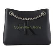 Calvin Klein Jeans Axelväska i konstläder med präglat logotyp Black, D...