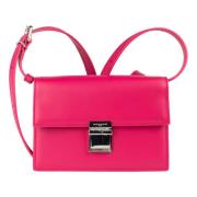 Maison Kitsuné Mini Preppy Baguette Läder Väska i Magenta Pink, Dam