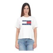 Tommy Jeans Vit Streetwear T-shirt med Flaggbadge White, Dam