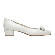 Salvatore Ferragamo Ivoryläderpumps med rosett Beige, Dam