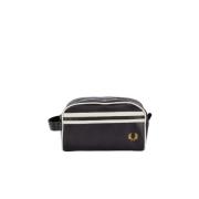 Fred Perry Svart Polyester Beauty Case med Matt Svart Metall Detaljer ...