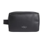 Calvin Klein Jeans Mjukt Monogram Beauty Case i Svart Black, Herr