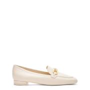 Stuart Weitzman Fyrkantig Loafer med Metall Logo Ornament White, Dam