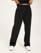 Nelly - Svart - Oversized Suit Pants