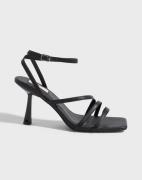 Nelly - Svart - Strappy Heel