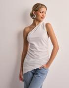 Nelly - Vit - Structured One Shoulder Top