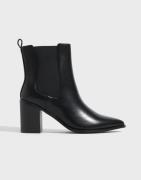 Nelly - Svart - Pointy Chelsea Heeled Boot