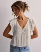 Nelly - Vit - Cute Frill Top