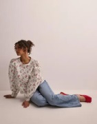 Pieces - Blommig - Pcminna Ls Back Button Top Pa