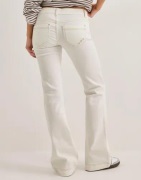 Nelly - Vit - Super Low Heart Pocket Bootcut Jeans