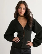 Nelly - Svart - Shaped Button Blouse