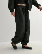 Nelly - Svart - Balloon Pants