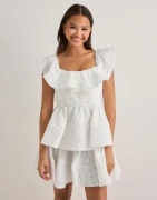 Malina - Vit - Tracy Off Shoulder Lace Mini Dress