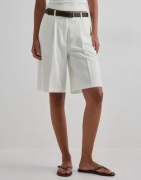 Vero Moda - Vit - Awpassi Mw Knee Shorts Noos