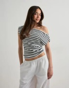 Nelly - Rutigt/Randigt - Stripe Shoulder Top