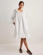 Vero Moda - Vit - Awakari Ls V-Neck Blk Dress