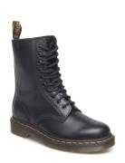 1490 Black Smooth Snörade Stövlar Black Dr. Martens